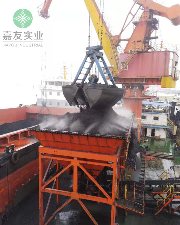 華能岳電碼頭卸煤進料口安裝噴霧降塵系統1